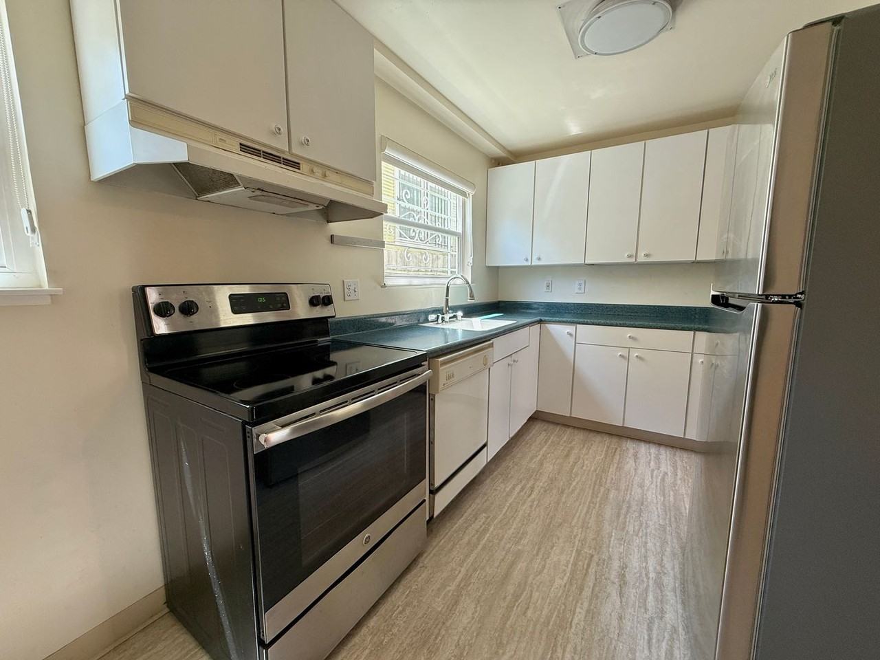 2606 Coolidge Ave - Photo 4 of 17