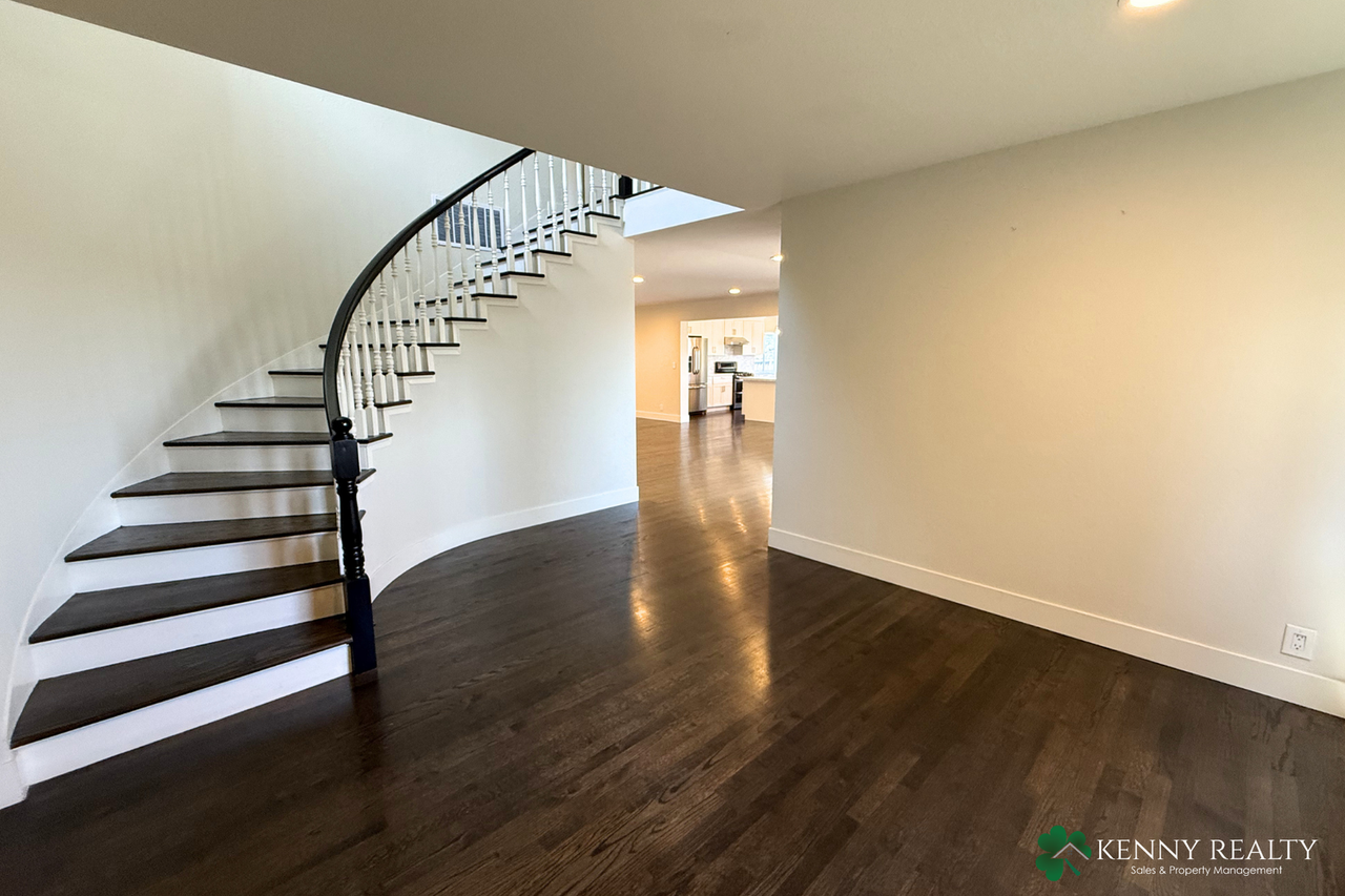 240 Estates Dr - Photo 4 of 38