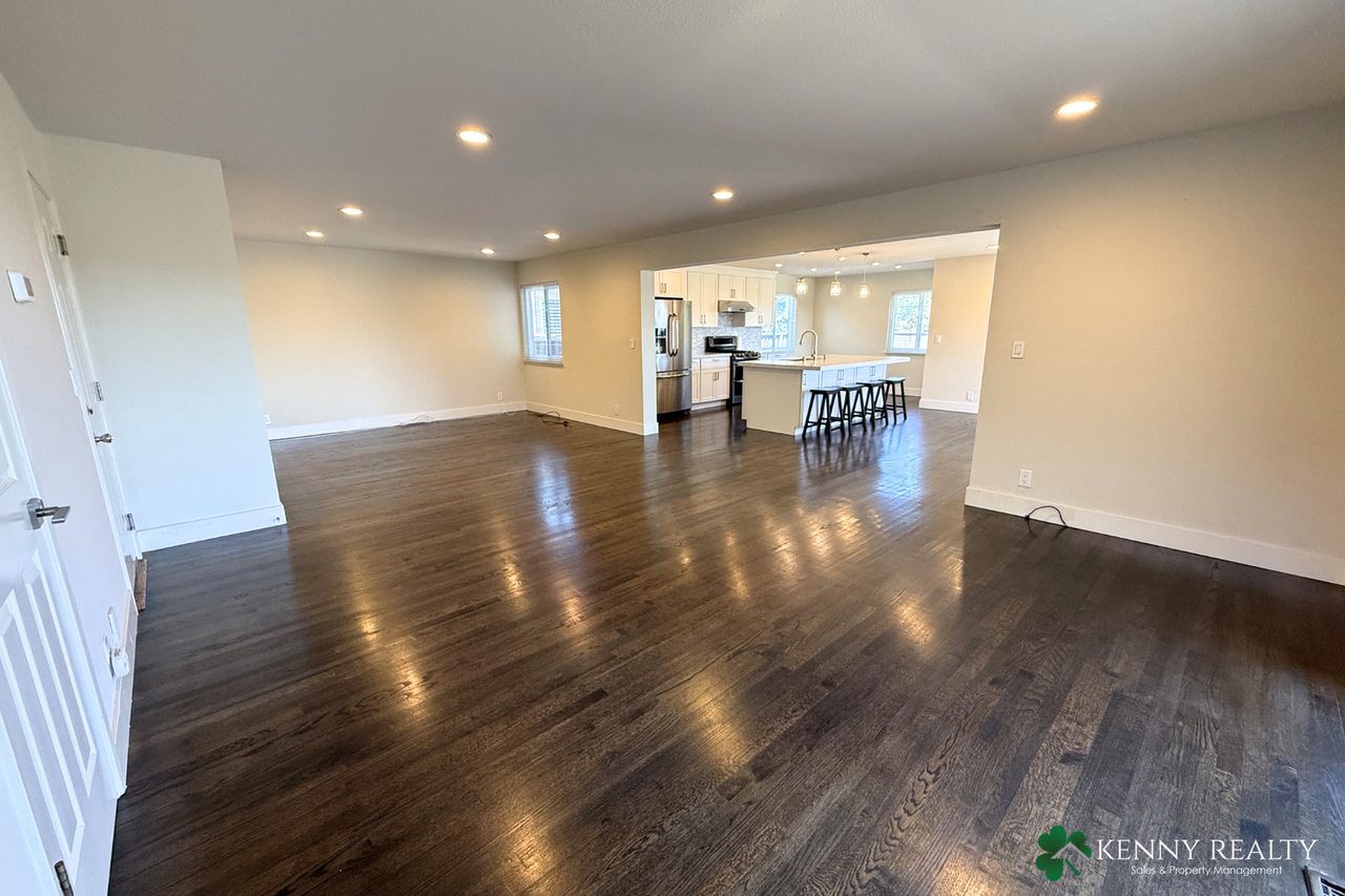 240 Estates Dr - Photo 5 of 38