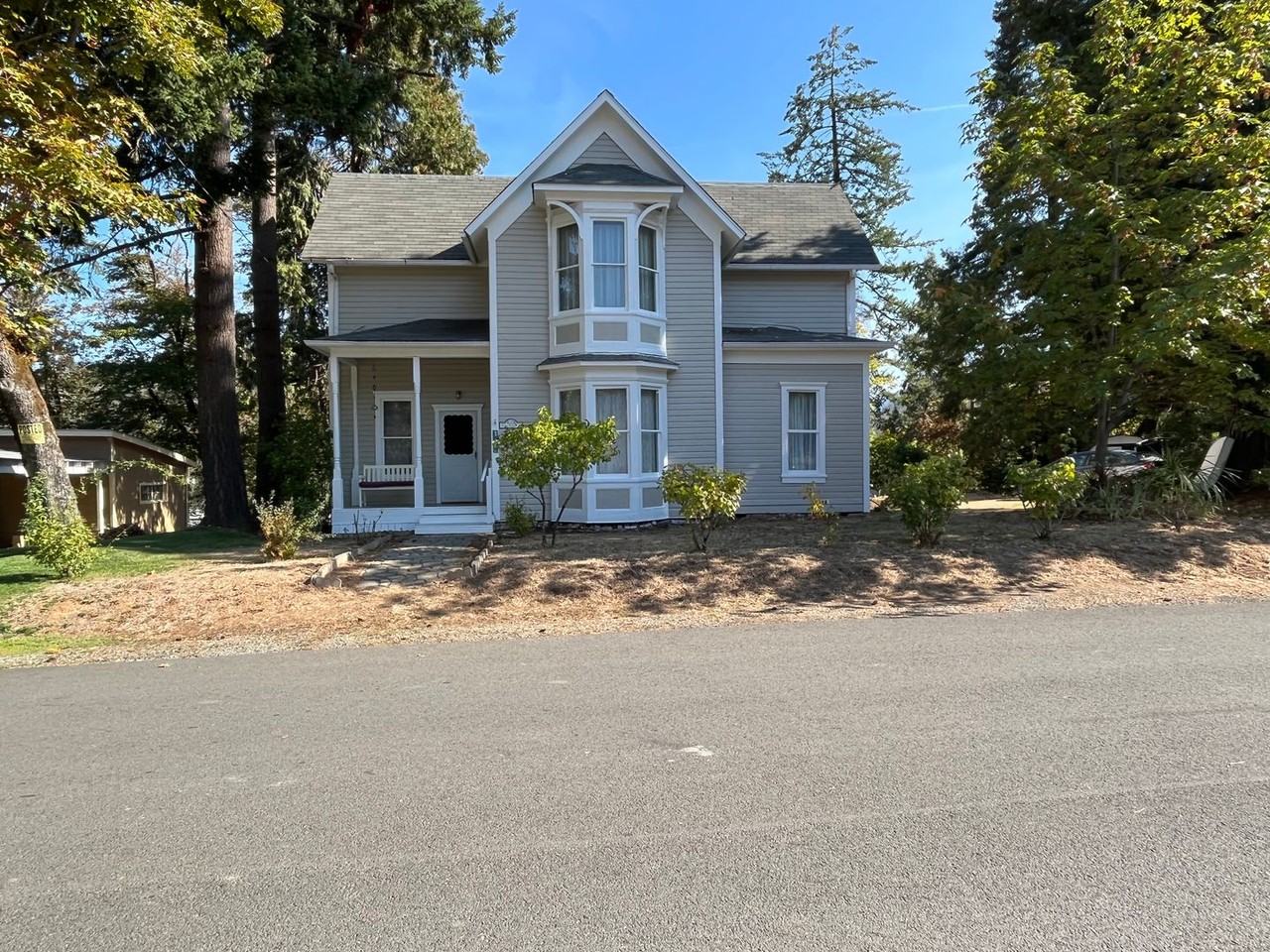 325 S Pine St - Photo 2 of 28