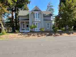 featured image of 325 325 NW Pine St