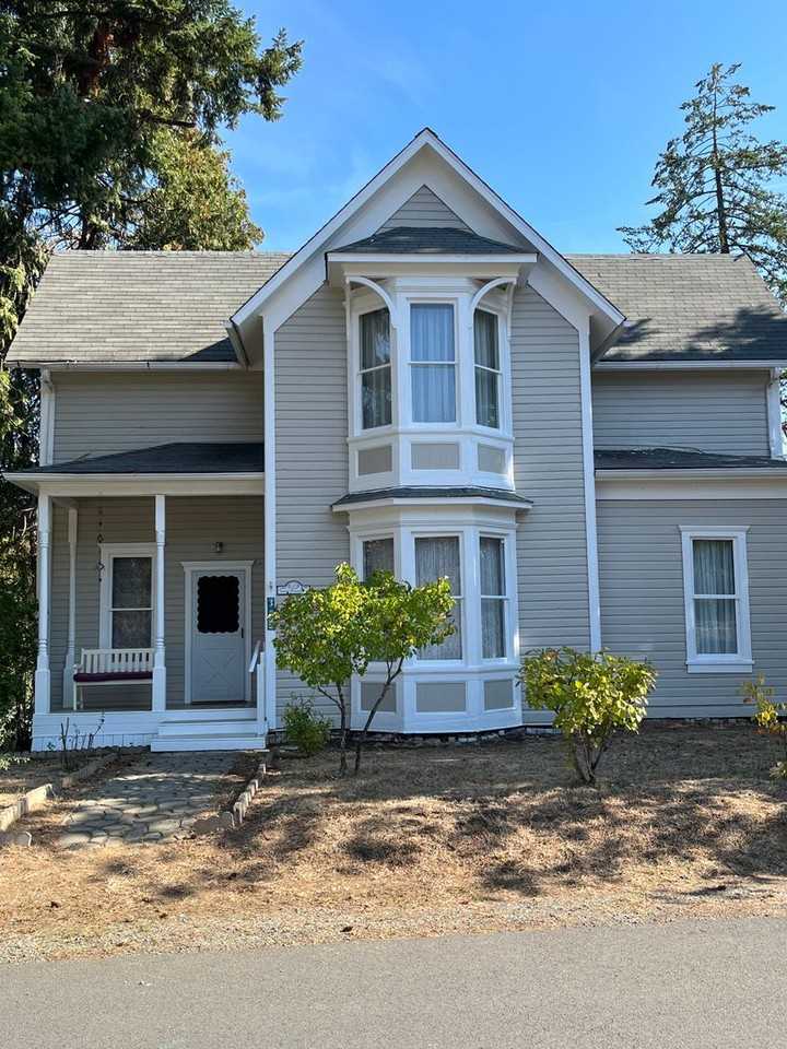 325 S Pine St - Photo 4 of 28
