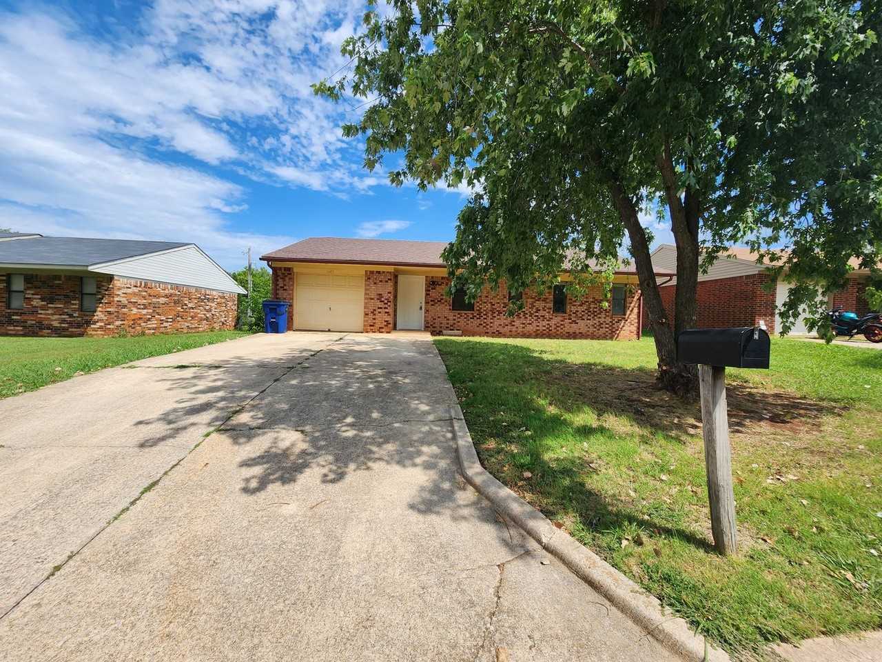 1207 Whispering Glen St - Photo 4 of 50