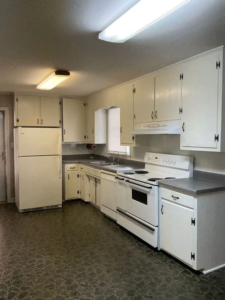 1116 Lower Dallas Hwy - Photo 2 of 16