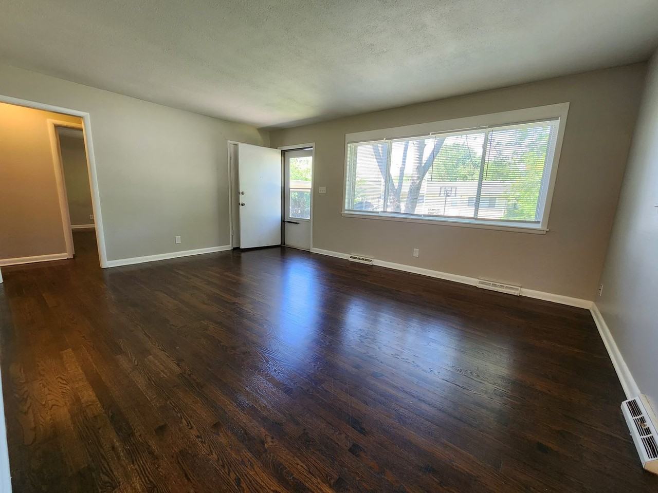 2655 S Stewart Ave - Photo 3 of 21