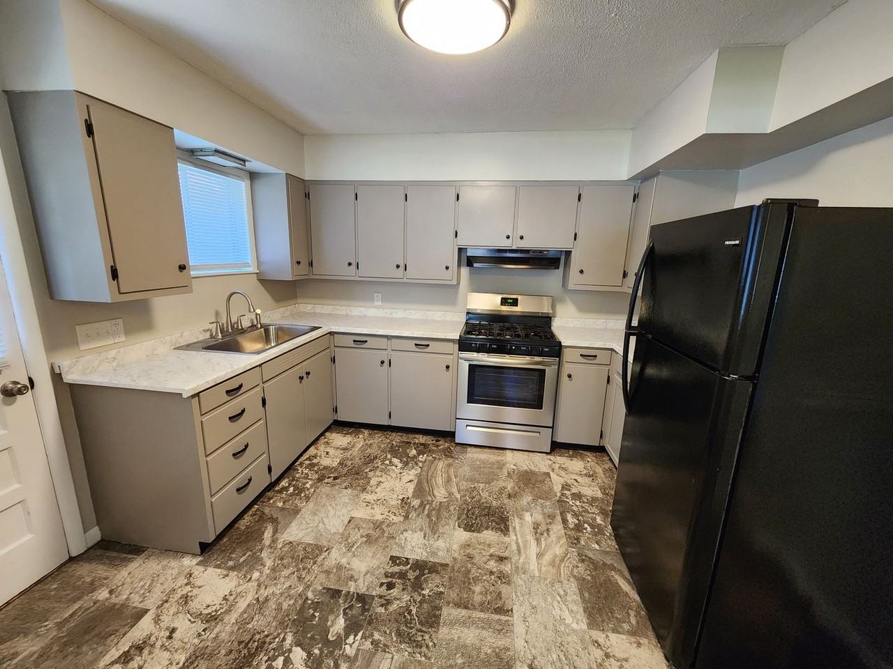 2655 S Stewart Ave - Photo 4 of 21