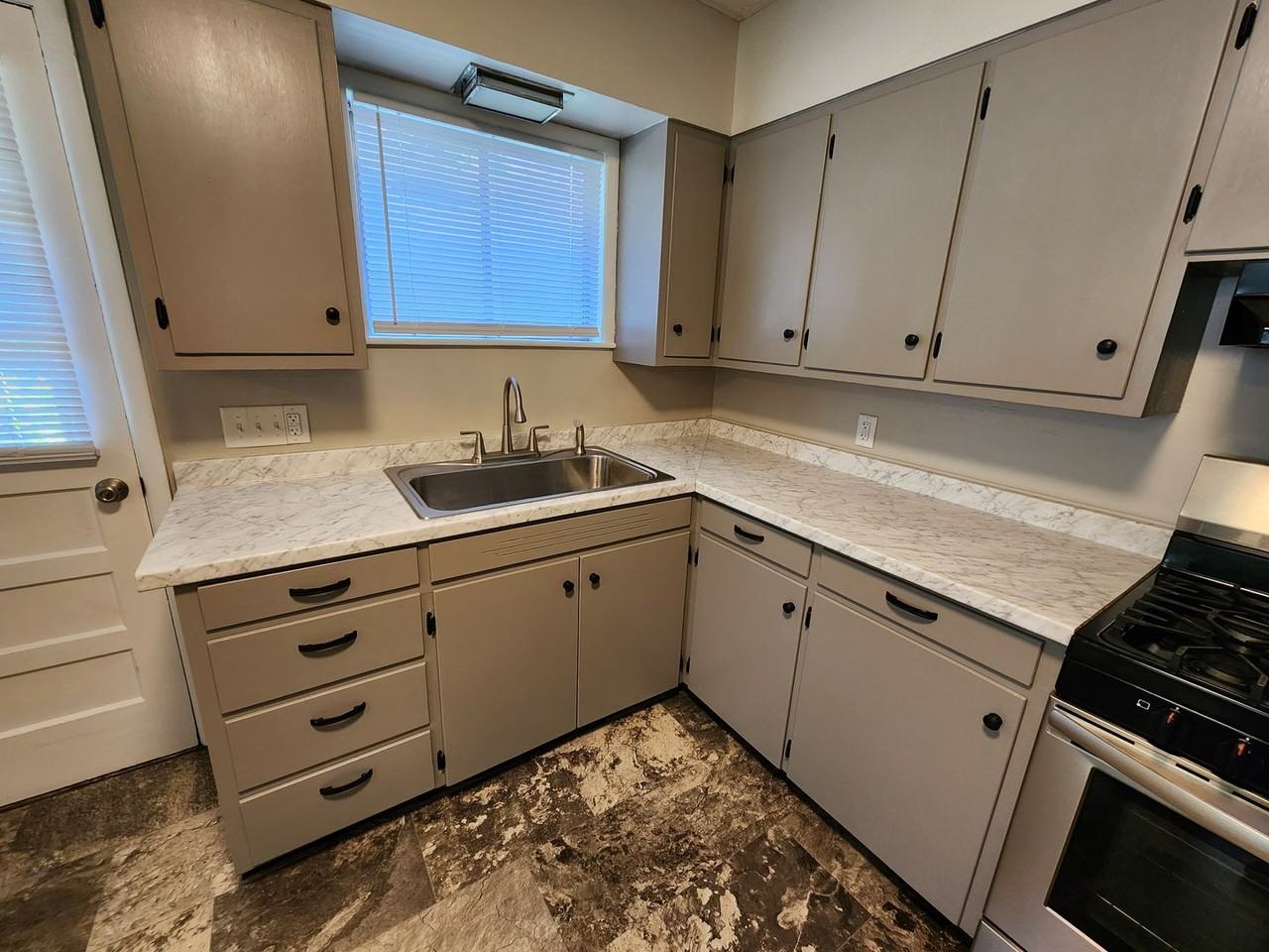 2655 S Stewart Ave - Photo 5 of 21