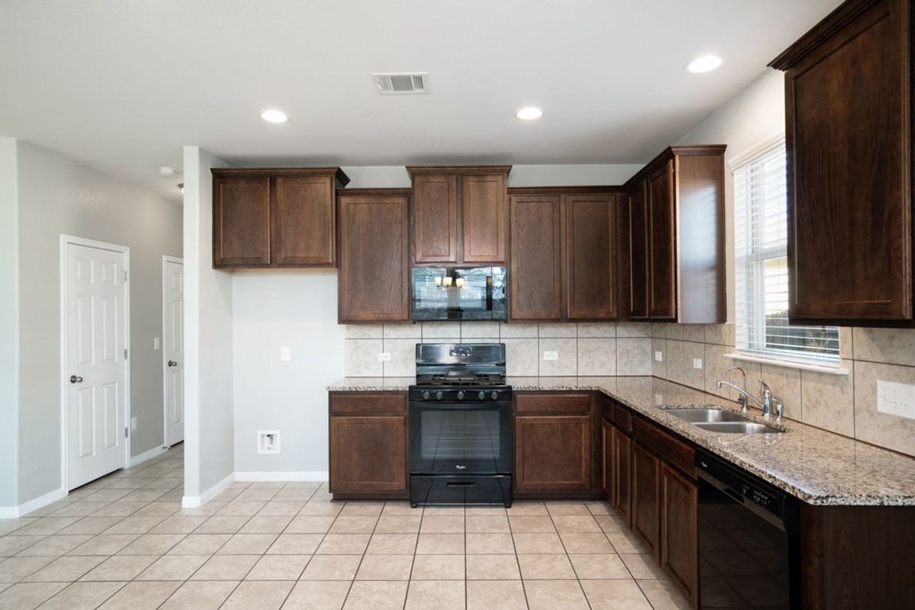 156 Triumph Rd - Photo 5 of 24