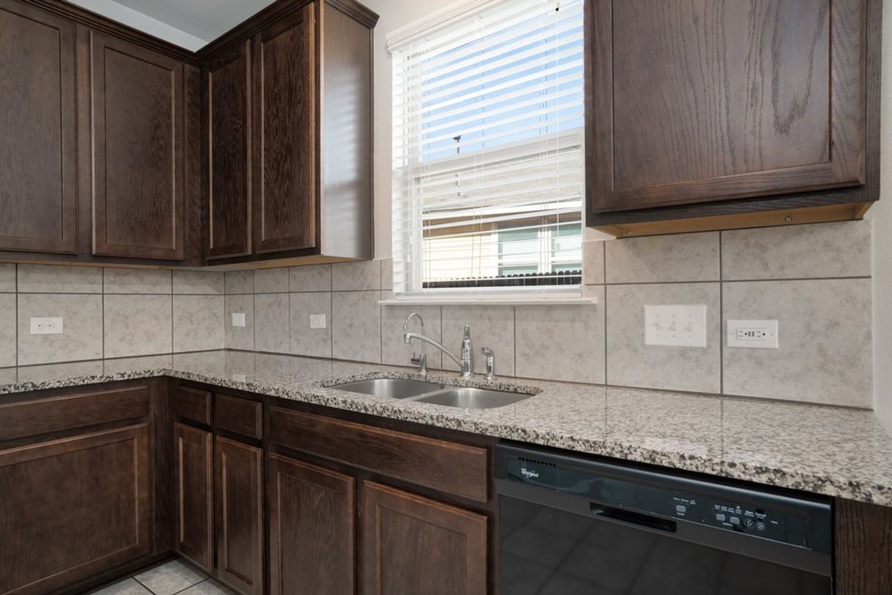 156 Triumph Rd - Photo 6 of 24