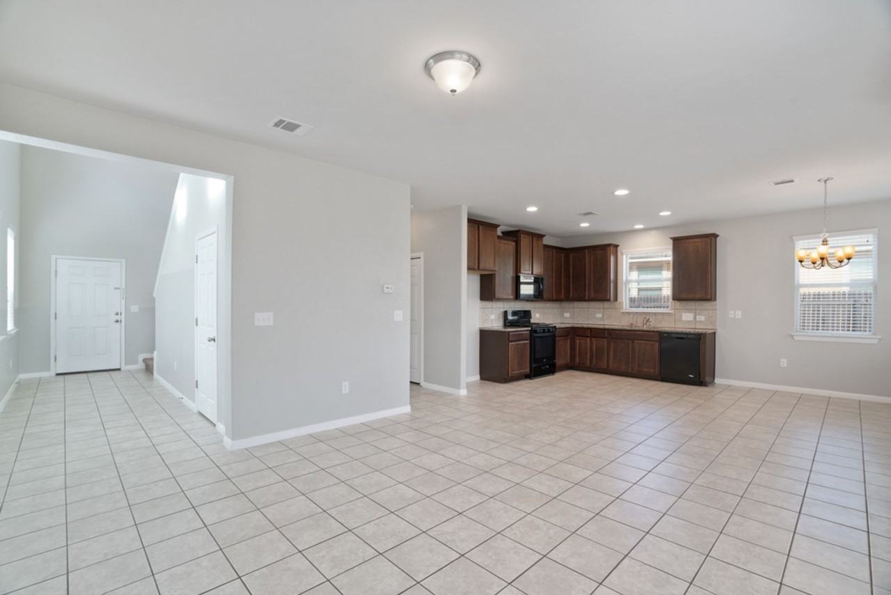 156 Triumph Rd - Photo 7 of 24