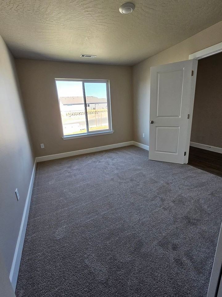 2102 Ne 6th St - Photo 6 of 39