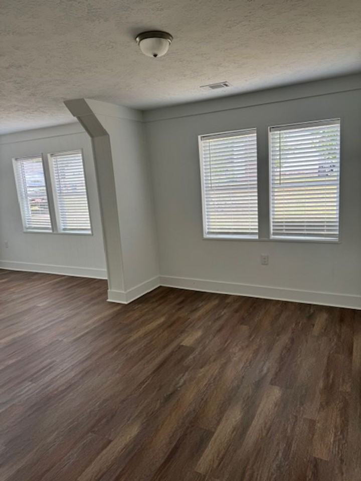 105 Meridian Ave - Photo 4 of 13