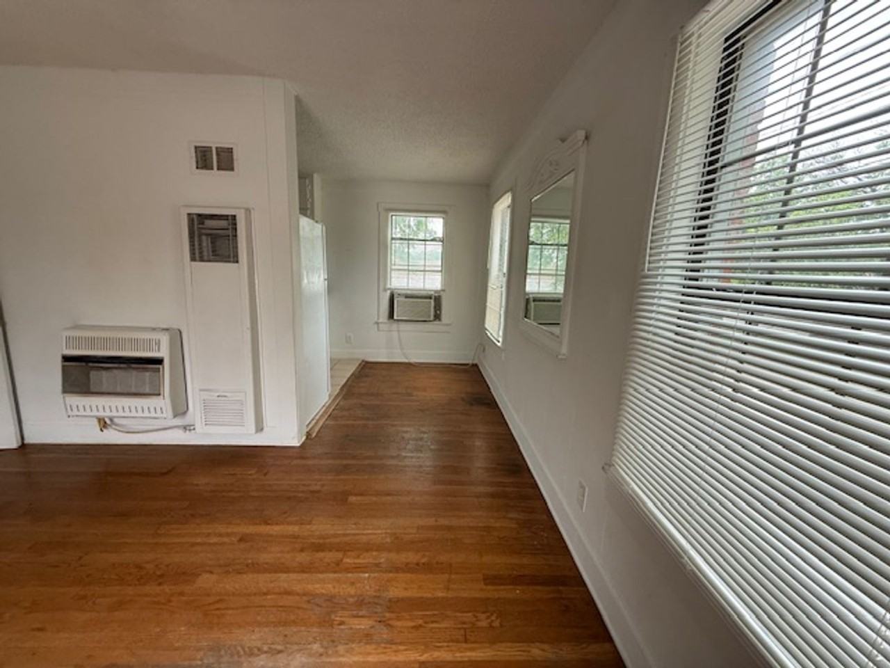 618 Santos St - Photo 3 of 9