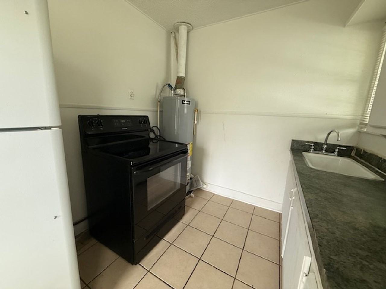 618 Santos St - Photo 5 of 9