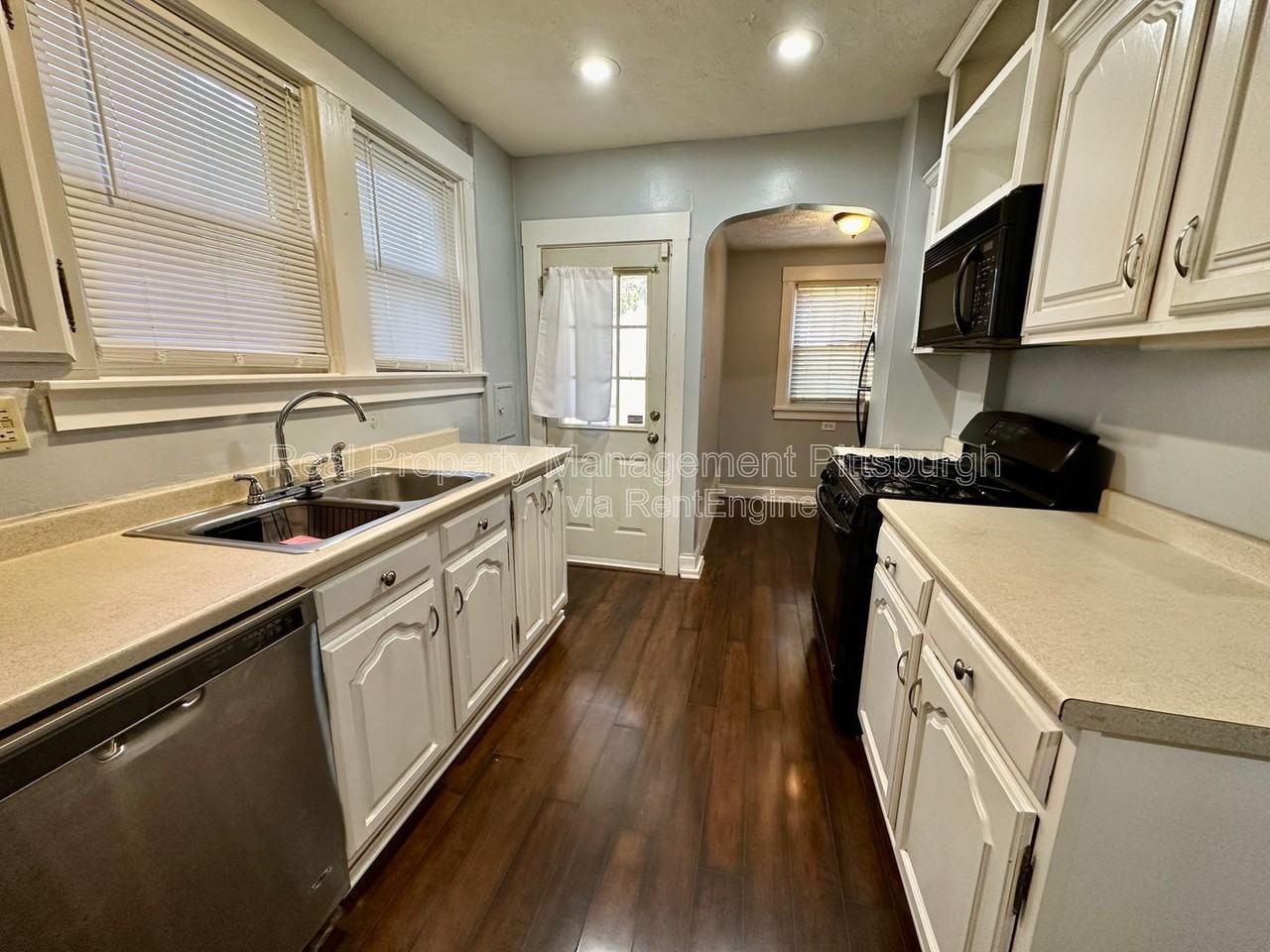 711 Norwich Ave - Photo 5 of 17