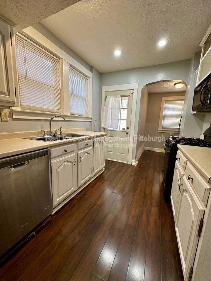 711 Norwich Ave - Photo 6 of 17