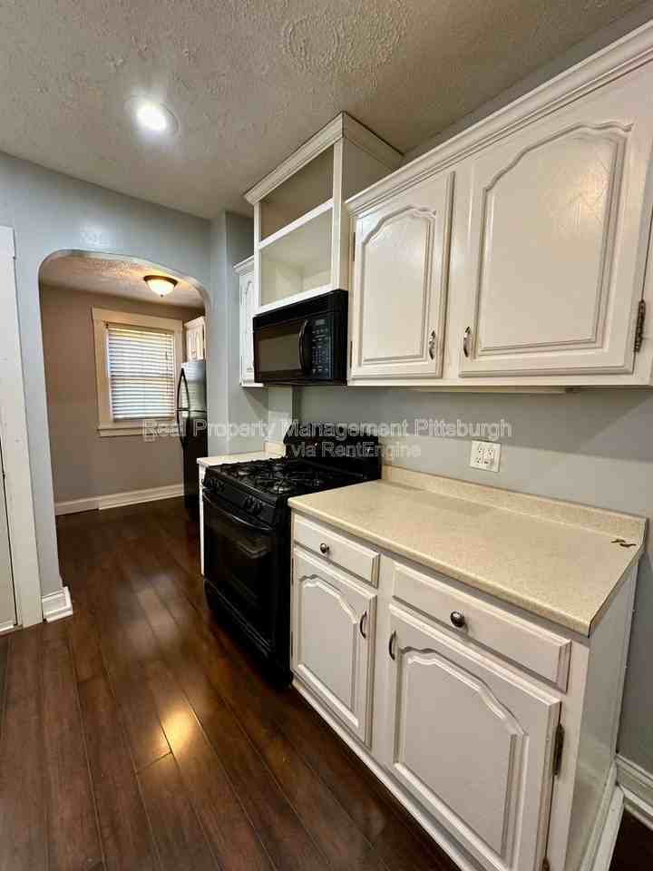711 Norwich Ave - Photo 7 of 17