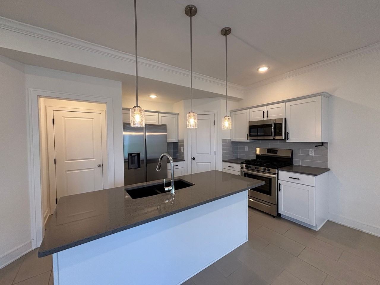 7396 Aaron St - Photo 3 of 18
