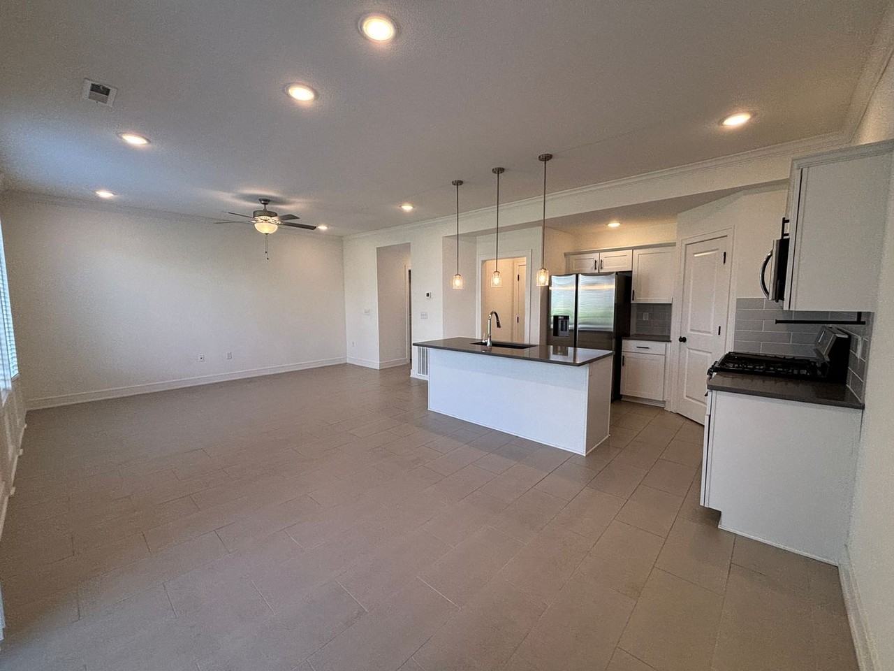7396 Aaron St - Photo 6 of 18