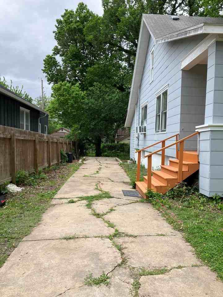 1105 Washington St - Photo 4 of 31