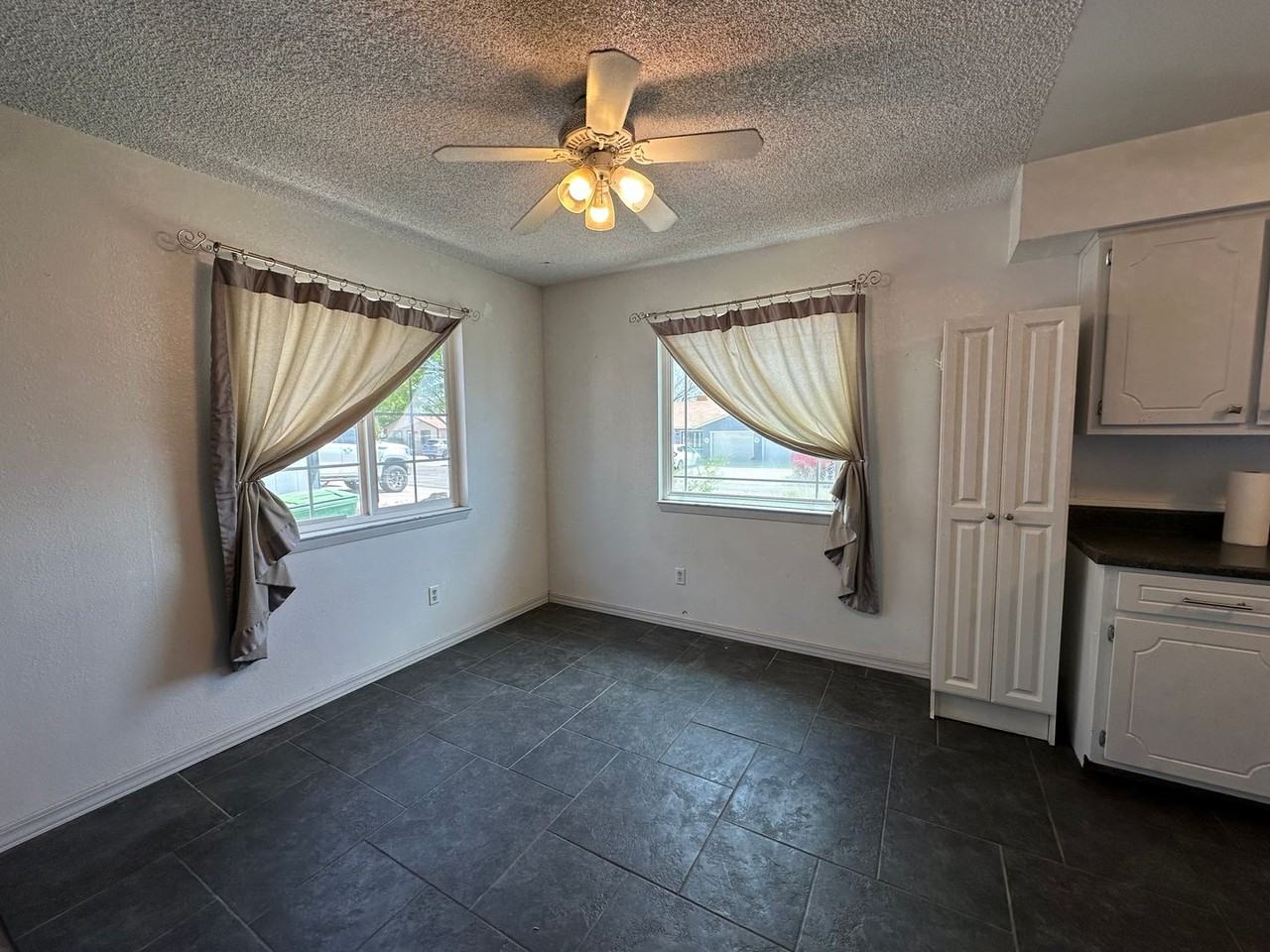 5542 Cypress St - Photo 4 of 16