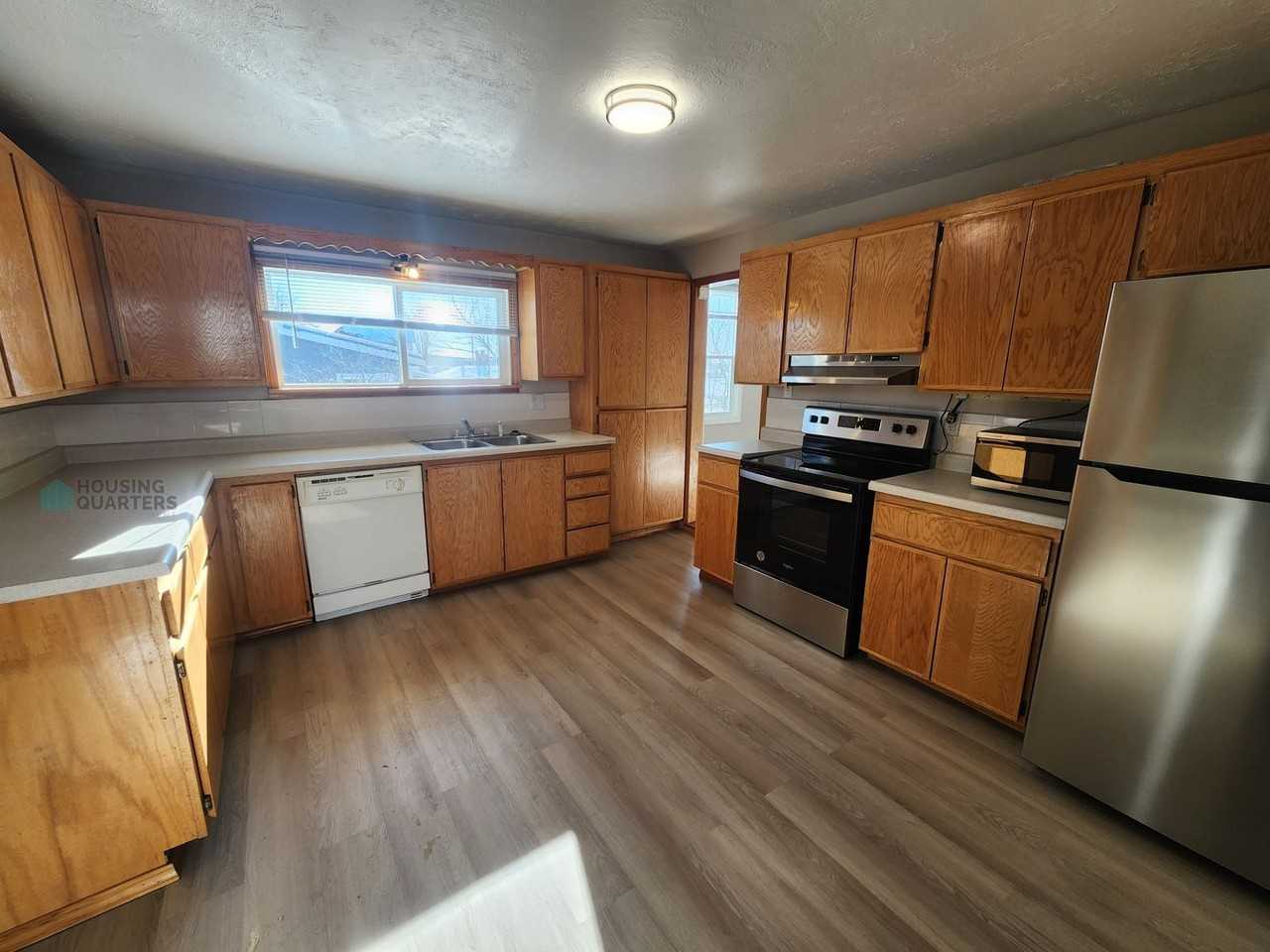 4730 N Freya St - Photo 4 of 19