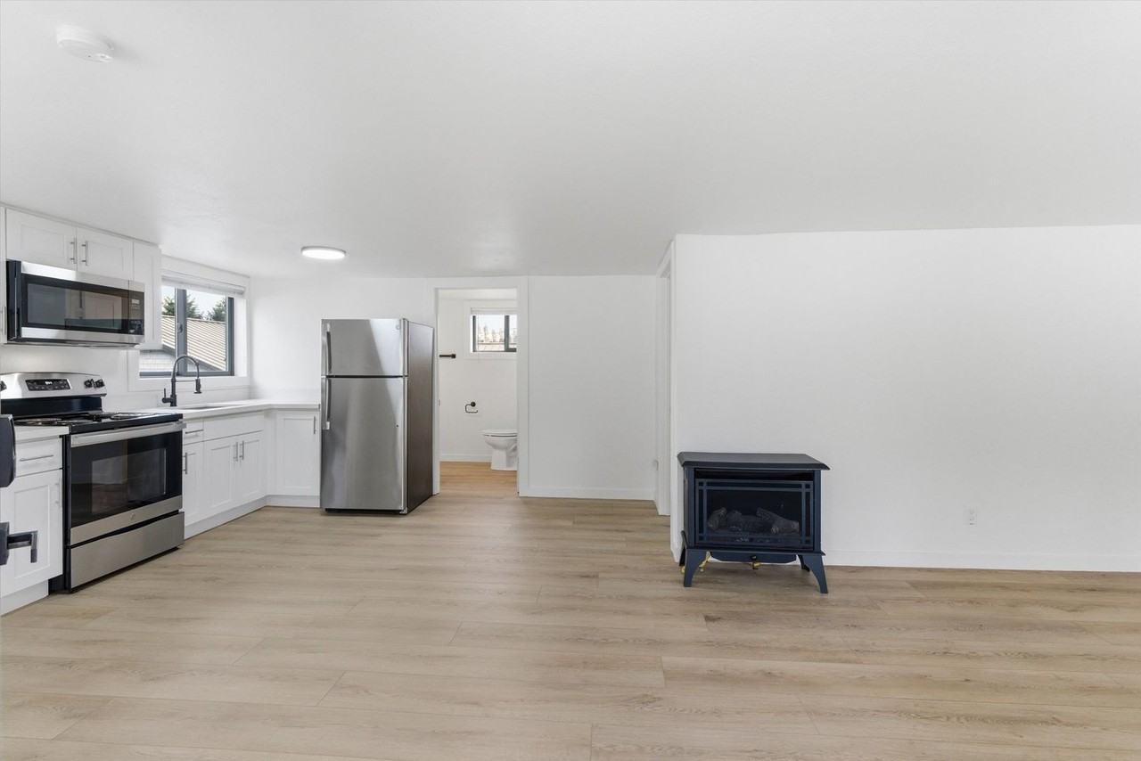 221 Cedar Ave - Photo 4 of 19
