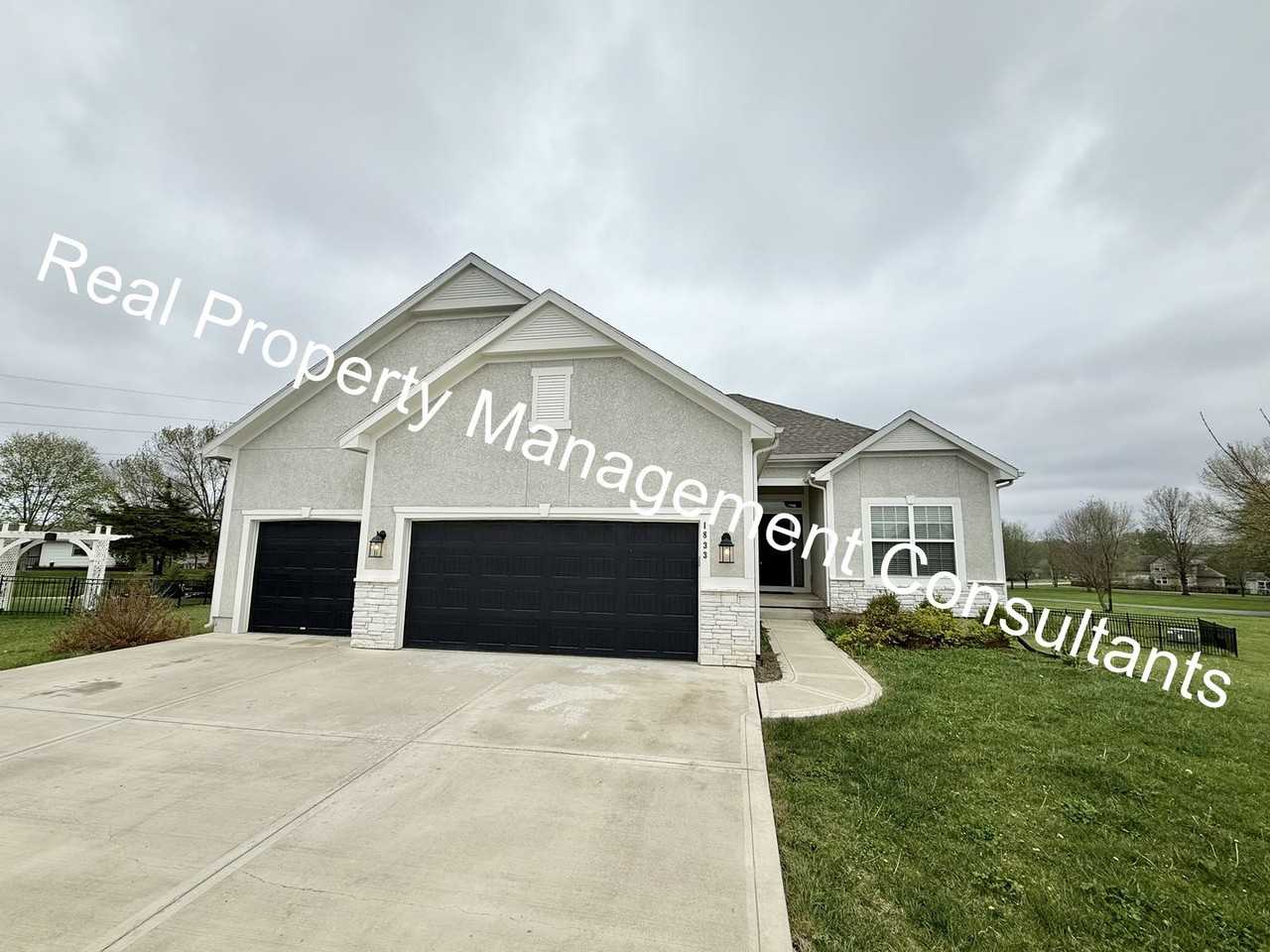 1833 Ne Ravenwood Dr - Photo 2 of 43
