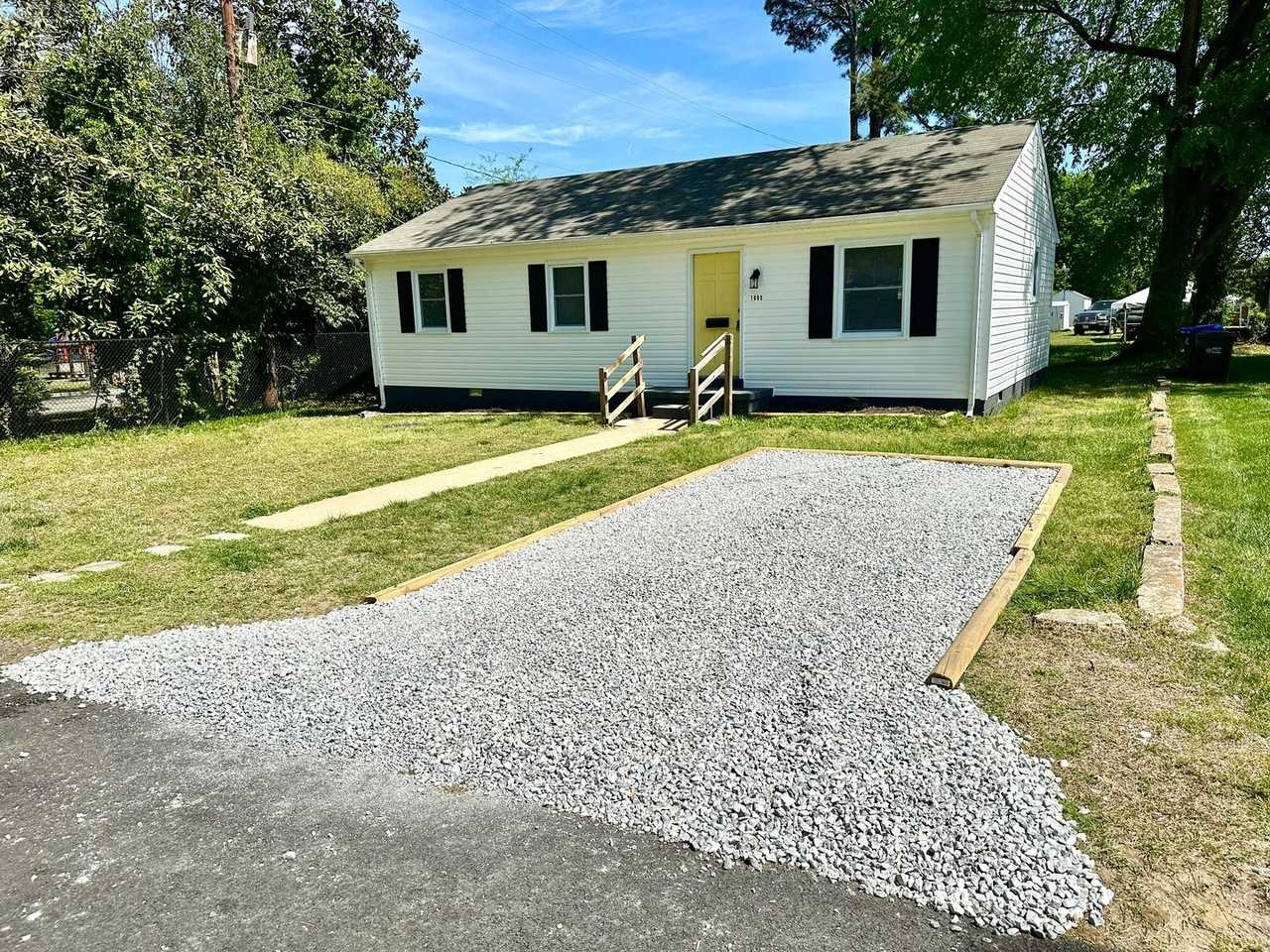 1005 Glenburnie Rd - Photo 2 of 16