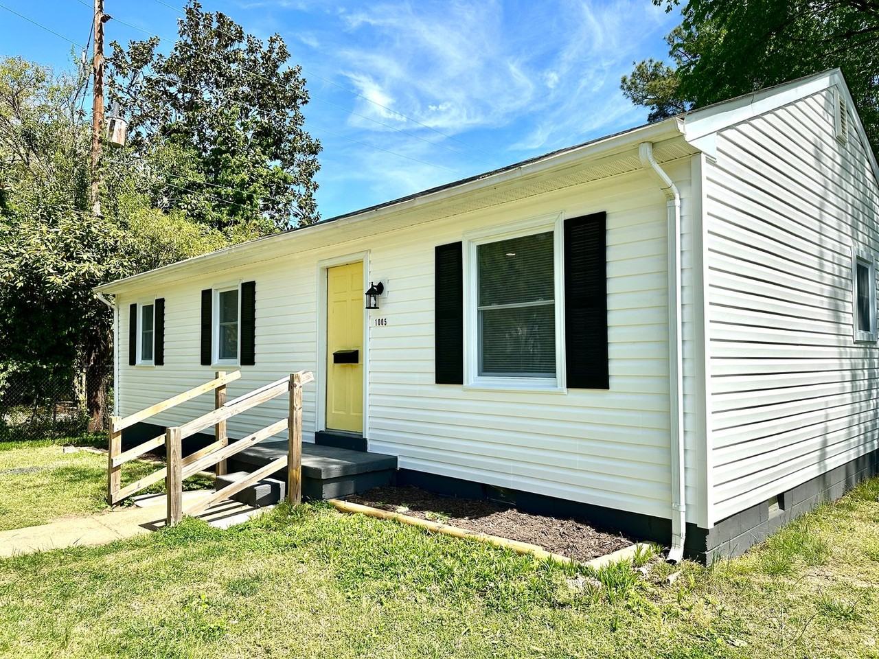 1005 Glenburnie Rd - Photo 3 of 16