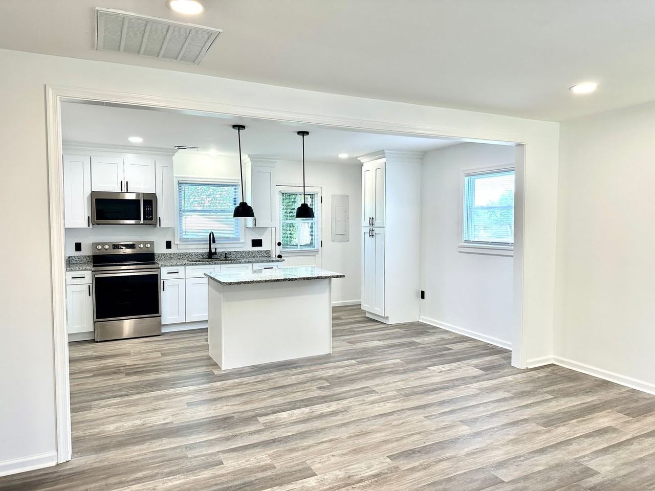 1005 Glenburnie Rd - Photo 4 of 16