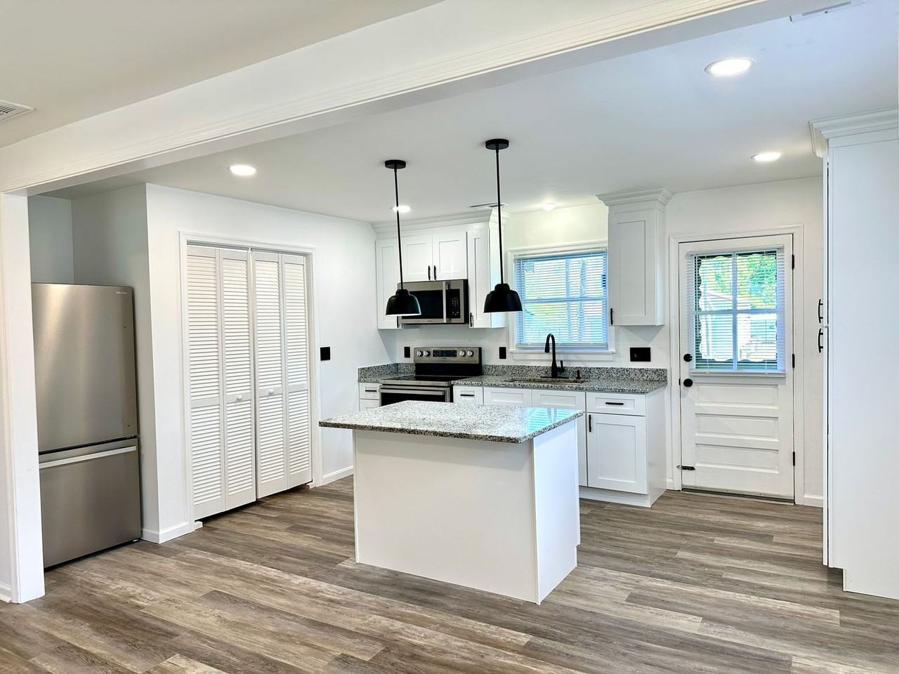 1005 Glenburnie Rd - Photo 5 of 16