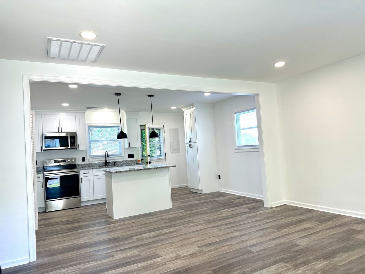 1005 Glenburnie Rd - Photo 6 of 16