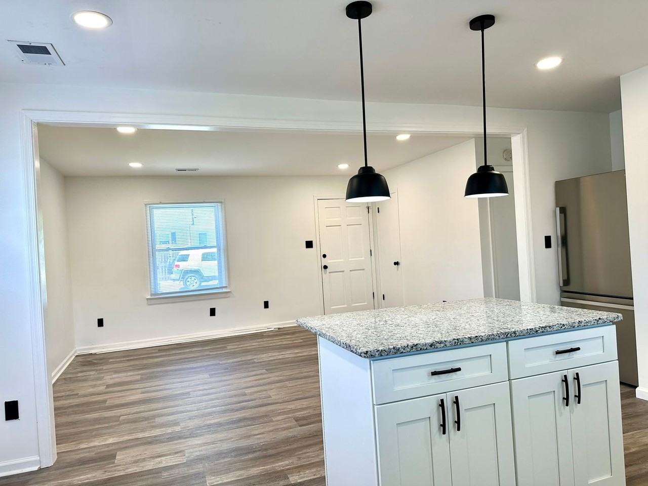 1005 Glenburnie Rd - Photo 7 of 16