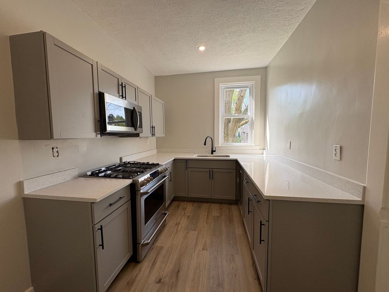 129 Dunbar Ave - Photo 3 of 24