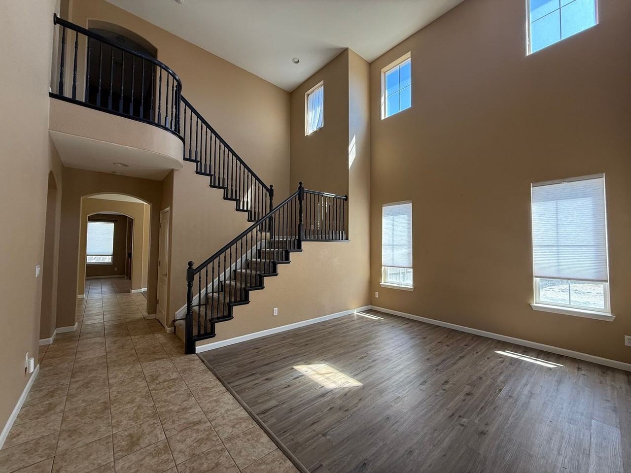 475 Parade Dr - Photo 2 of 20