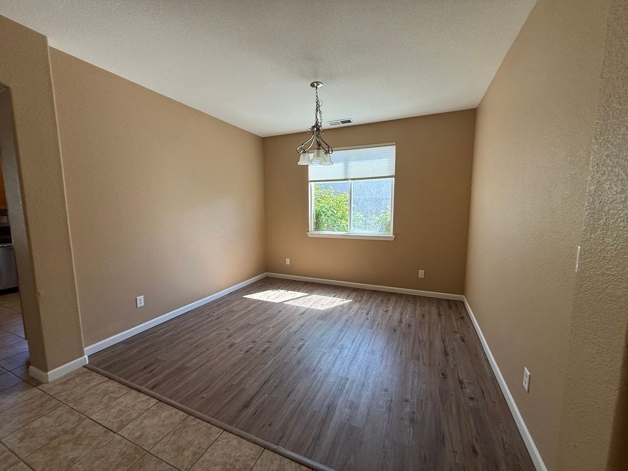 475 Parade Dr - Photo 3 of 20
