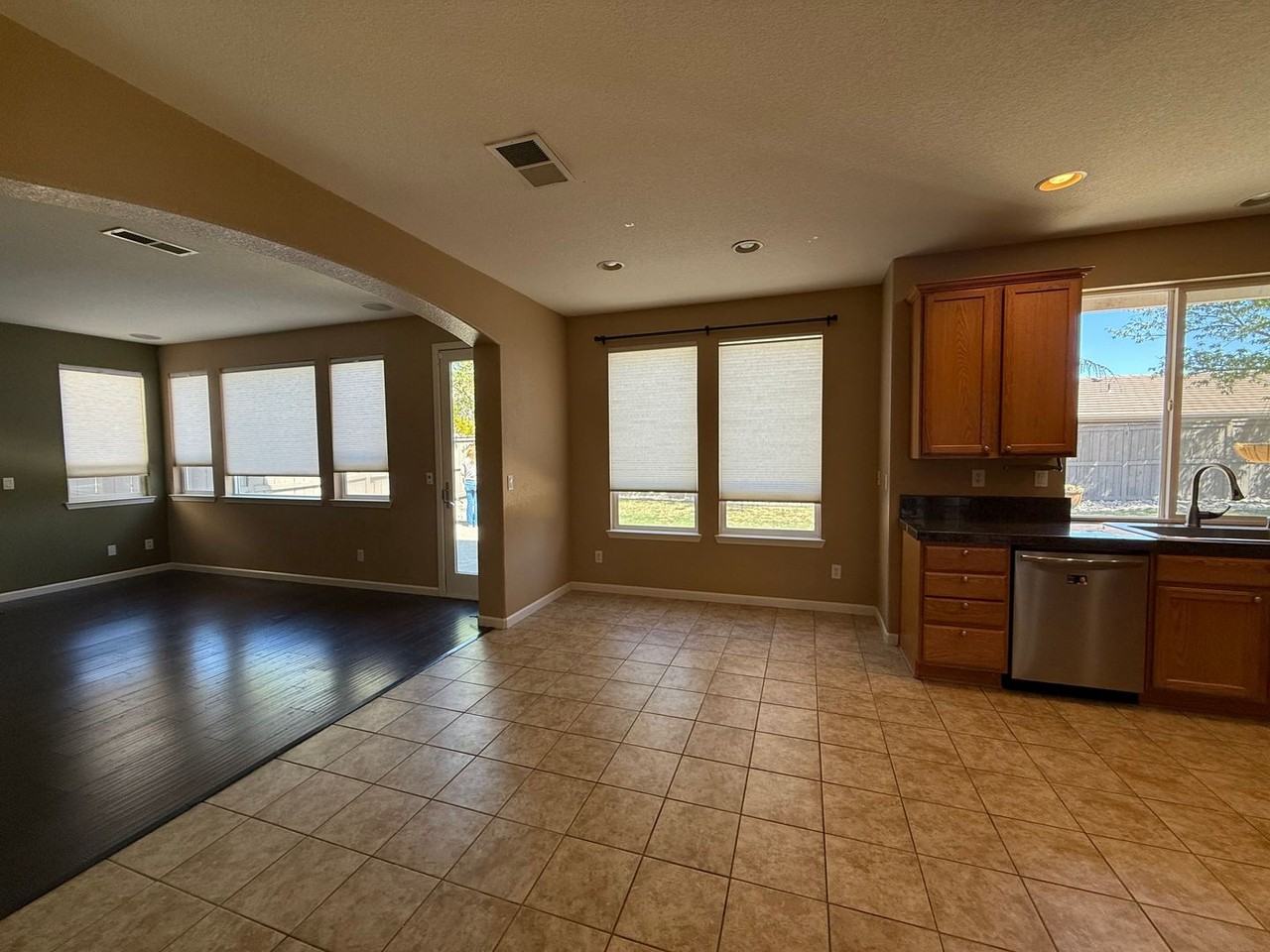 475 Parade Dr - Photo 4 of 20