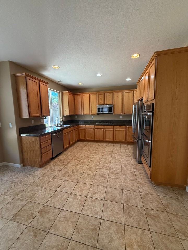 475 Parade Dr - Photo 5 of 20