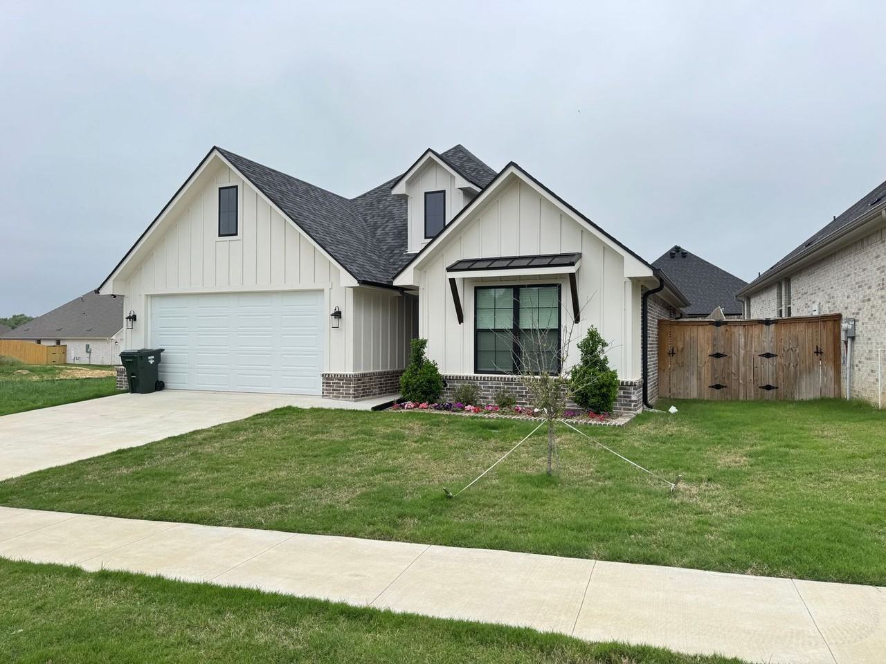 7069 Hillside Ave - Photo 2 of 40