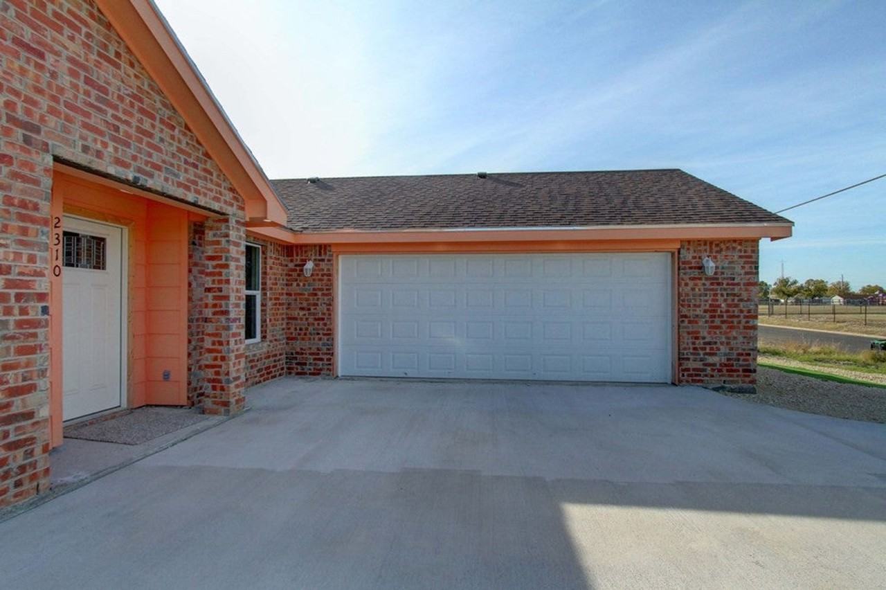 2310 N Poe St - Photo 3 of 27