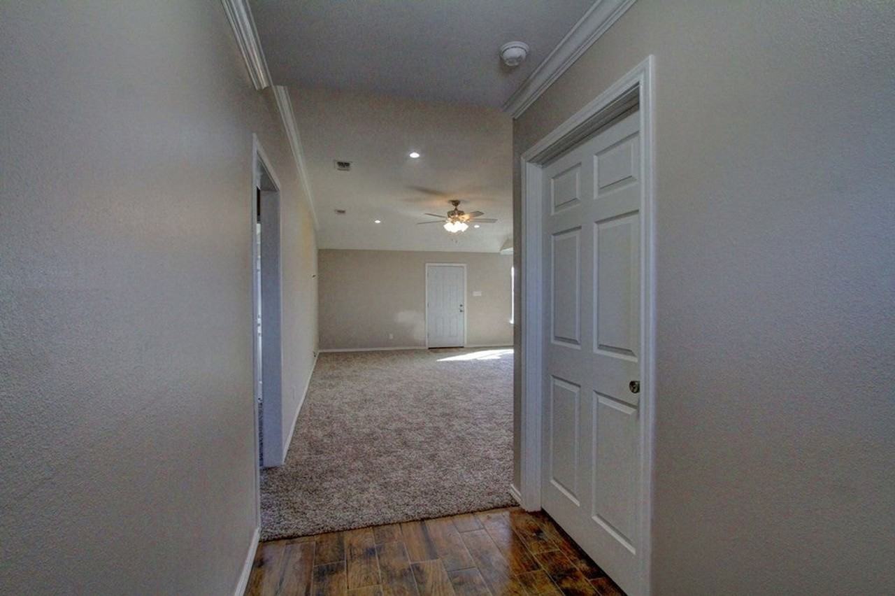 2310 N Poe St - Photo 5 of 27