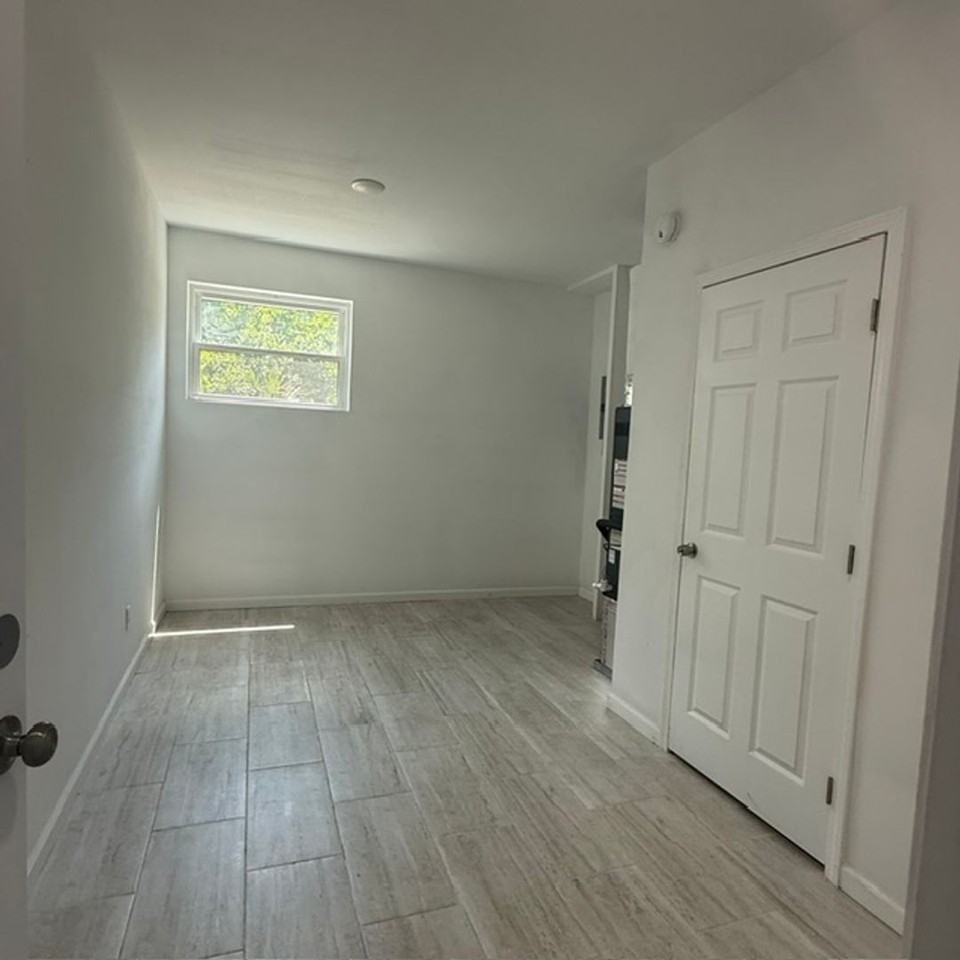 762 Parklawn Cir - Photo 3 of 9