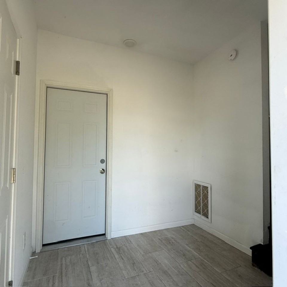 762 Parklawn Cir - Photo 4 of 9