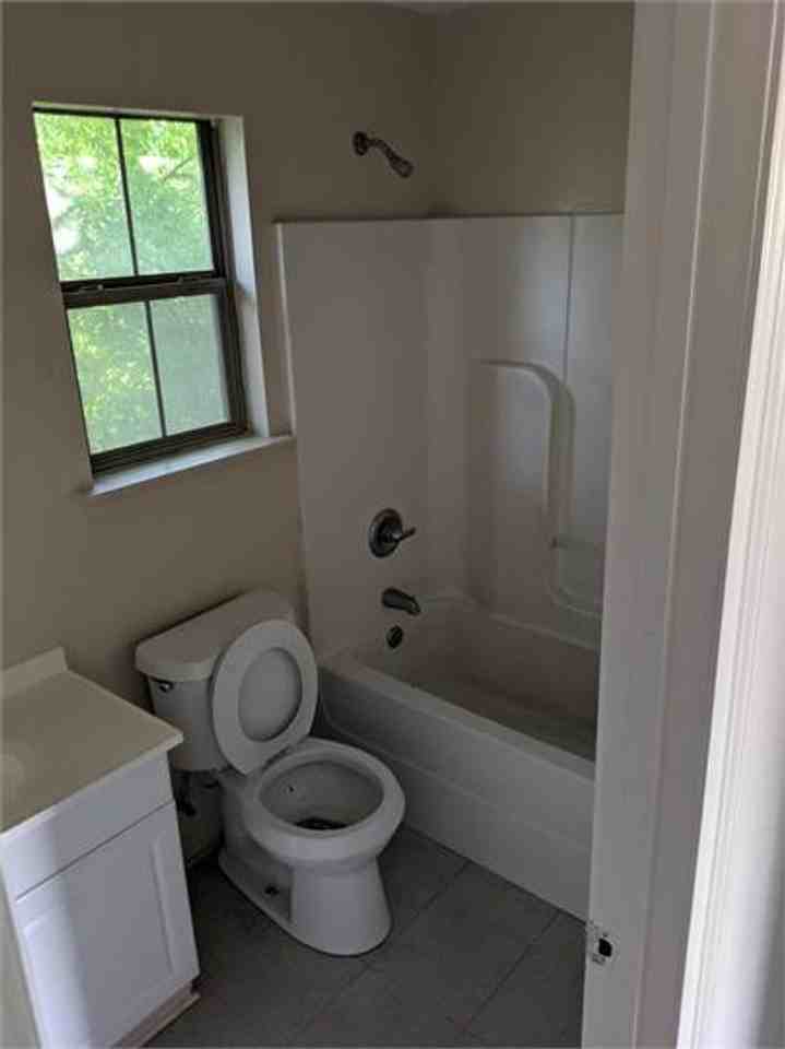 2606 Weller Ave - Photo 2 of 5
