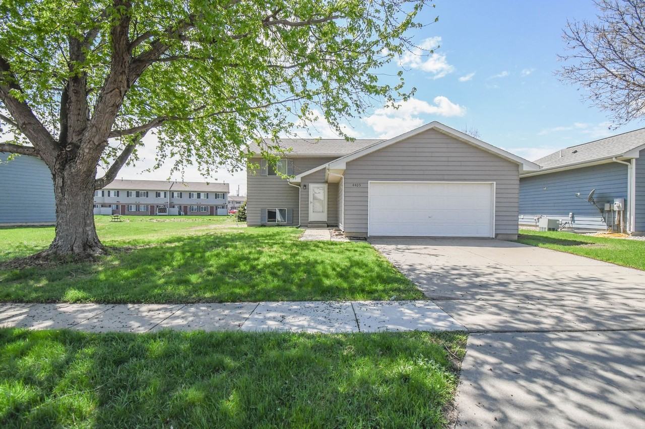 4405 W Antelope Dr - Photo 2 of 44