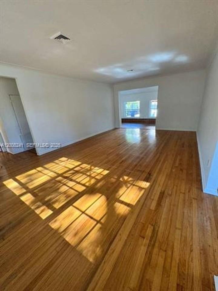 4582 Royal Palm Ave - Photo 3 of 15