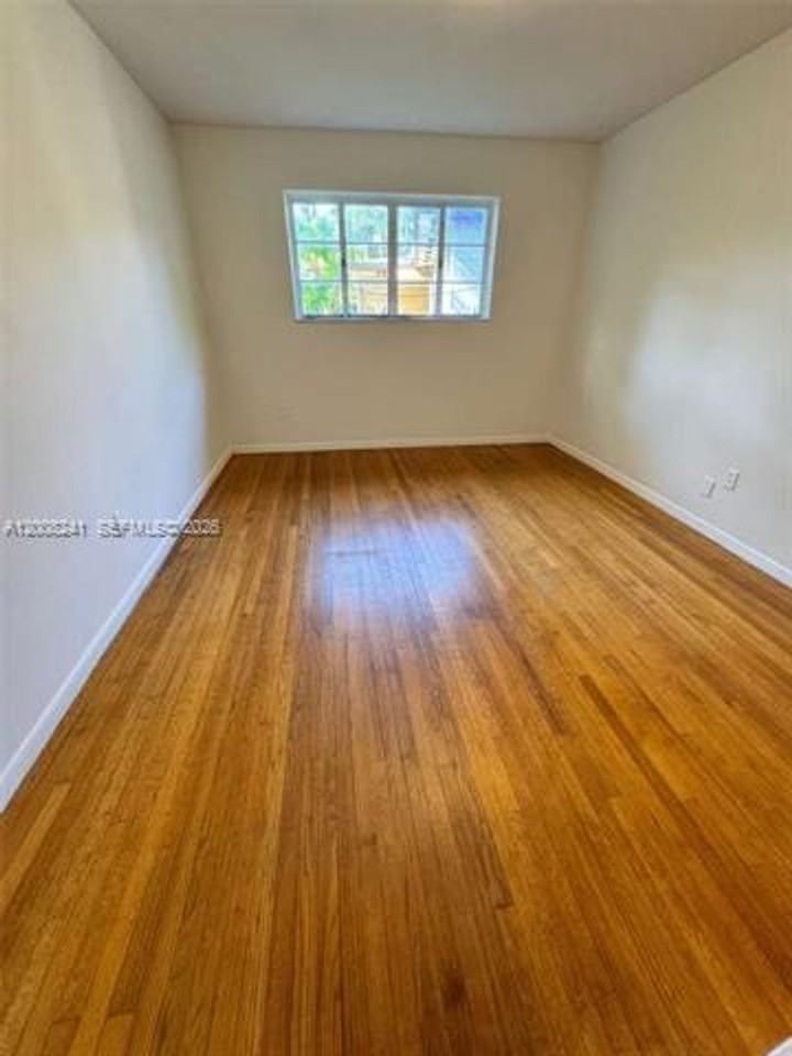 4582 Royal Palm Ave - Photo 4 of 15