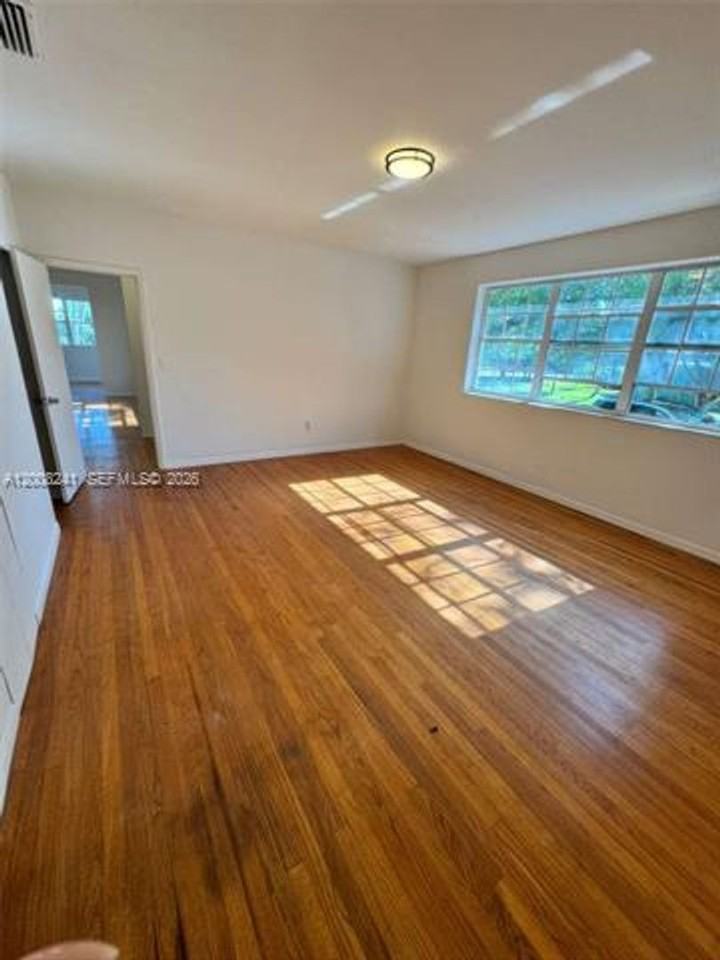 4582 Royal Palm Ave - Photo 6 of 15