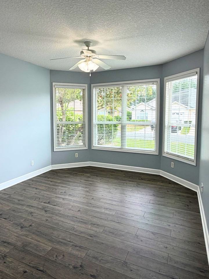559 Eagle Blvd - Photo 3 of 35